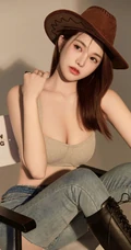 超气质的牛仔妹子，身材有致，漂亮动人的紧身肩带家居服牛仔裤女生高清图集