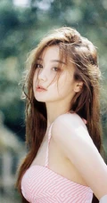浪漫午后，身着粉色条纹家居服的漂亮女生户外花间超清新唯美写真美照图集