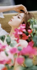 浪漫午后，身着粉色条纹家居服的漂亮女生户外花间超清新唯美写真美照图集