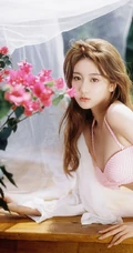 浪漫午后，身着粉色条纹家居服的漂亮女生户外花间超清新唯美写真美照图集