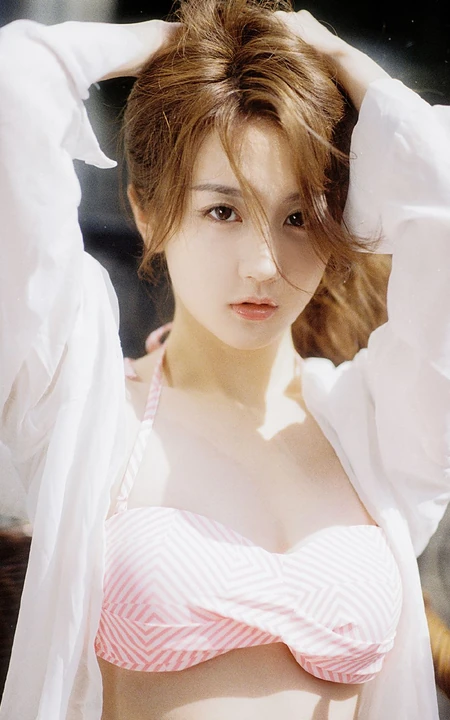 浪漫午后，身着粉色条纹家居服的漂亮女生户外花间超清新唯美写真美照图集