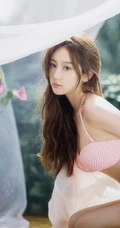 浪漫午后，身着粉色条纹家居服的漂亮女生户外花间超清新唯美写真美照图集