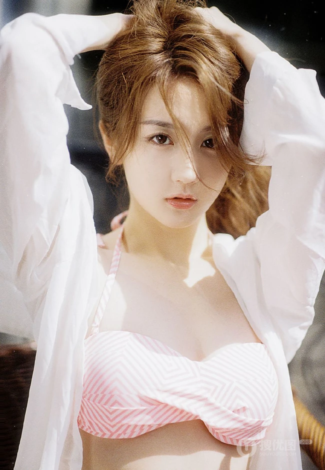 浪漫午后，身着粉色条纹家居服的漂亮女生户外花间超清新唯美写真美照图集