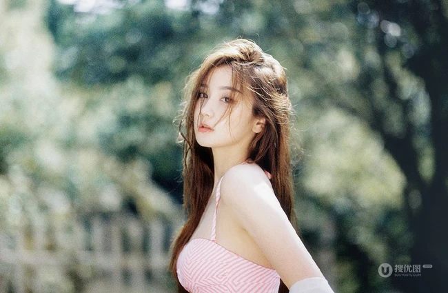 浪漫午后，身着粉色条纹家居服的漂亮女生户外花间超清新唯美写真美照图集