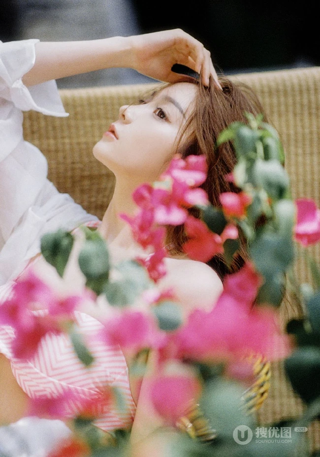浪漫午后，身着粉色条纹家居服的漂亮女生户外花间超清新唯美写真美照图集