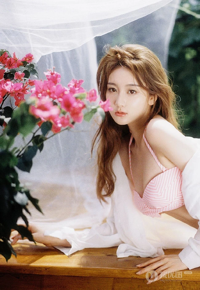 浪漫午后，身着粉色条纹家居服的漂亮女生户外花间超清新唯美写真美照图集
