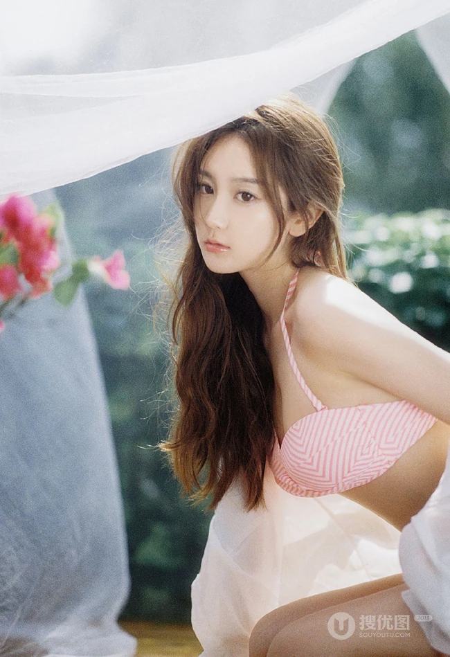 浪漫午后，身着粉色条纹家居服的漂亮女生户外花间超清新唯美写真美照图集