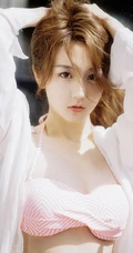 浪漫午后，身着粉色条纹家居服的漂亮女生户外花间超清新唯美写真美照图集