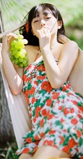 吊室内享受户外清新的甜美可爱少女身着玫瑰花肩带裙超好看唯美写真图集
