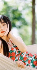 吊室内享受户外清新的甜美可爱少女身着玫瑰花肩带裙超好看唯美写真图集