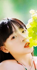 吊室内享受户外清新的甜美可爱少女身着玫瑰花肩带裙超好看唯美写真图集