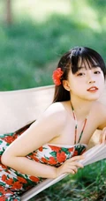 吊室内享受户外清新的甜美可爱少女身着玫瑰花肩带裙超好看唯美写真图集
