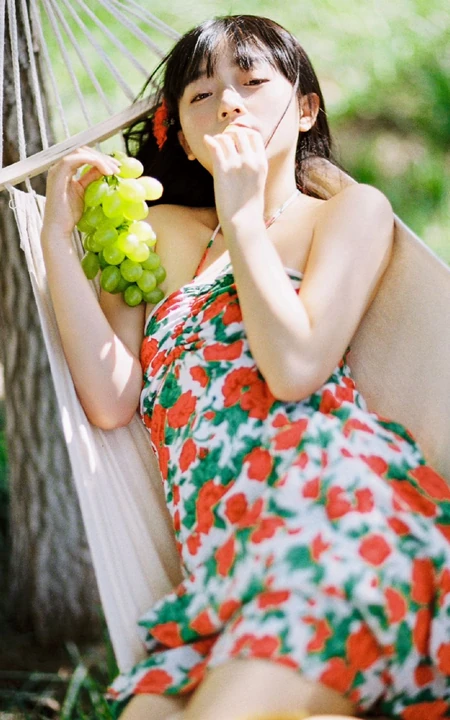 吊室内享受户外清新的甜美可爱少女身着玫瑰花肩带裙超好看唯美写真图集