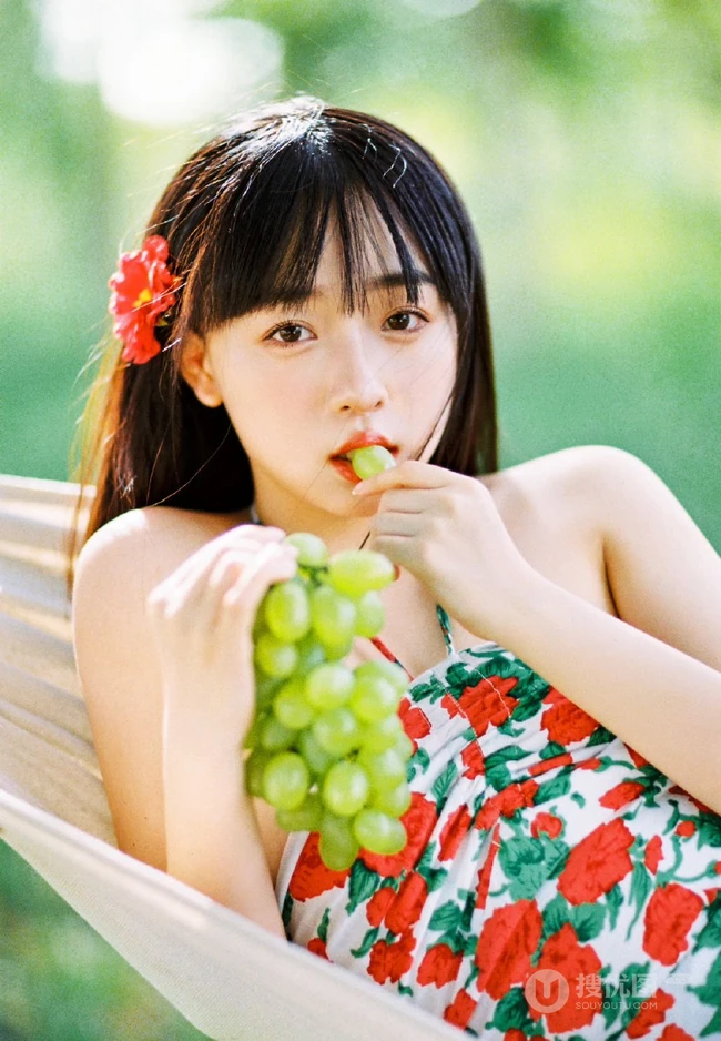 吊室内享受户外清新的甜美可爱少女身着玫瑰花肩带裙超好看唯美写真图集