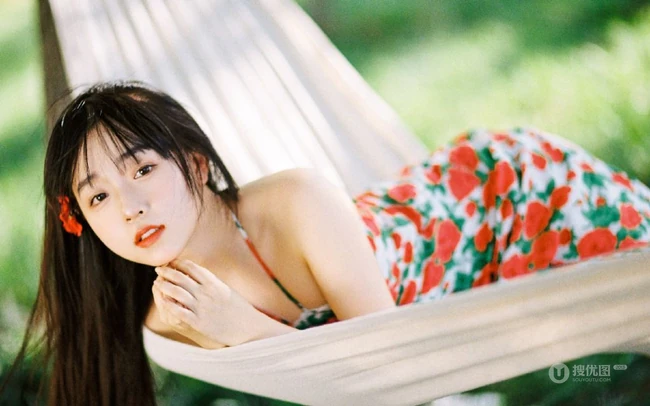 吊室内享受户外清新的甜美可爱少女身着玫瑰花肩带裙超好看唯美写真图集