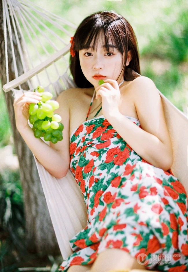 吊室内享受户外清新的甜美可爱少女身着玫瑰花肩带裙超好看唯美写真图集
