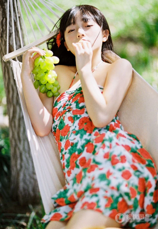 吊室内享受户外清新的甜美可爱少女身着玫瑰花肩带裙超好看唯美写真图集