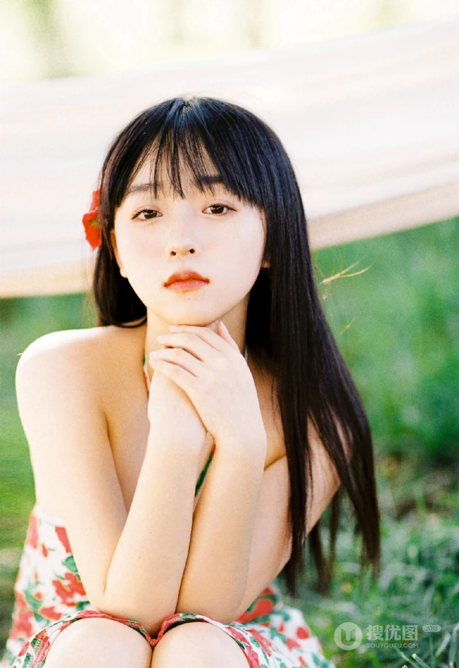 吊室内享受户外清新的甜美可爱少女身着玫瑰花肩带裙超好看唯美写真图集