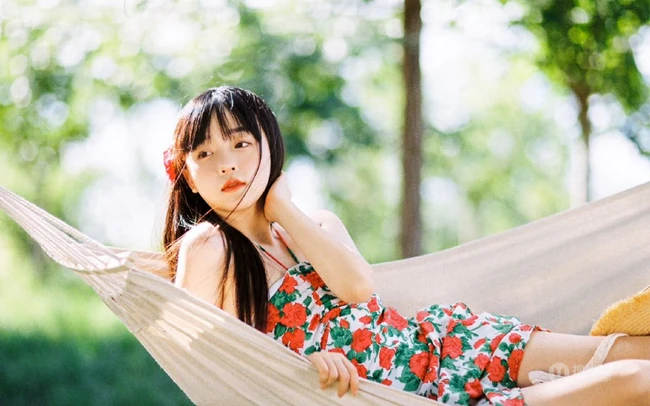 吊室内享受户外清新的甜美可爱少女身着玫瑰花肩带裙超好看唯美写真图集