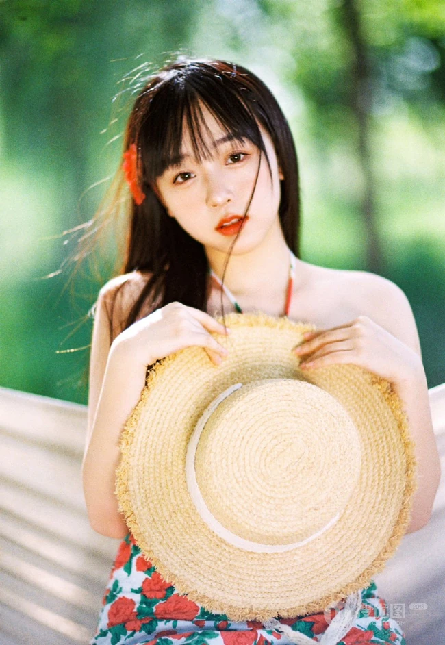 吊室内享受户外清新的甜美可爱少女身着玫瑰花肩带裙超好看唯美写真图集
