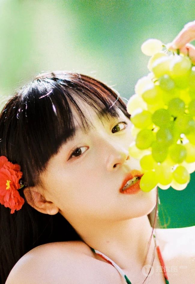 吊室内享受户外清新的甜美可爱少女身着玫瑰花肩带裙超好看唯美写真图集