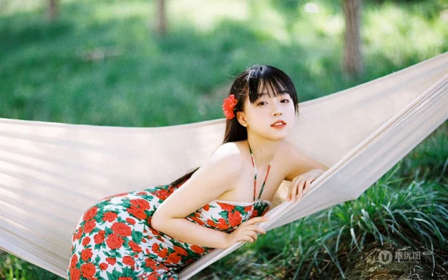 吊室内享受户外清新的甜美可爱少女身着玫瑰花肩带裙超好看唯美写真图集