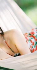 吊室内享受户外清新的甜美可爱少女身着玫瑰花肩带裙超好看唯美写真图集