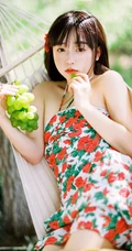 吊室内享受户外清新的甜美可爱少女身着玫瑰花肩带裙超好看唯美写真图集