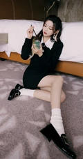 杨超越个性甜酷黑色连衣裙穿着显可爱线条感写真