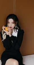 杨超越个性甜酷黑色连衣裙穿着显可爱线条感写真