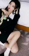 杨超越个性甜酷黑色连衣裙穿着显可爱线条感写真