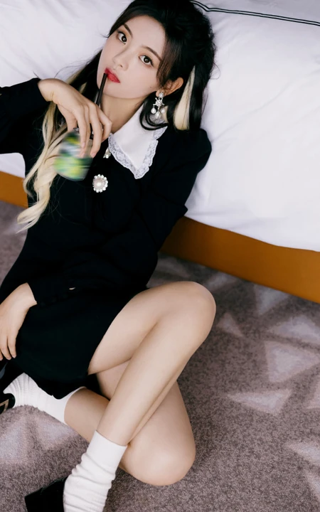 杨超越个性甜酷黑色连衣裙穿着显可爱线条感写真