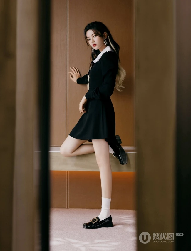 杨超越个性甜酷黑色连衣裙穿着显可爱线条感写真