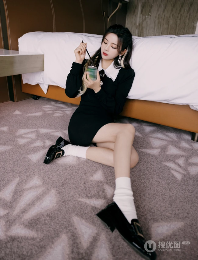 杨超越个性甜酷黑色连衣裙穿着显可爱线条感写真