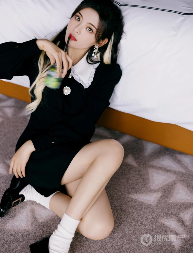 杨超越个性甜酷黑色连衣裙穿着显可爱线条感写真