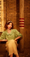 毛晓彤短发搭配复古穿着，满满回忆杀，带你重回80年代美好场景美照