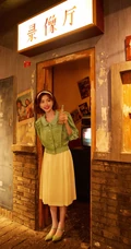 毛晓彤短发搭配复古穿着，满满回忆杀，带你重回80年代美好场景美照