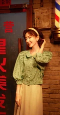 毛晓彤短发搭配复古穿着，满满回忆杀，带你重回80年代美好场景美照