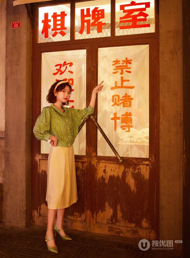 毛晓彤短发搭配复古穿着，满满回忆杀，带你重回80年代美好场景美照