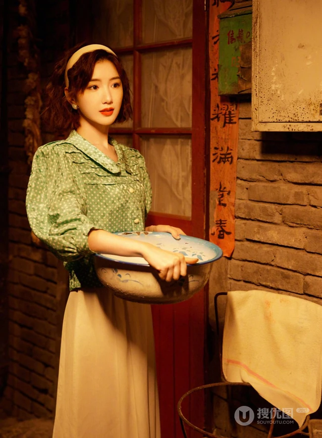 毛晓彤短发搭配复古穿着，满满回忆杀，带你重回80年代美好场景美照