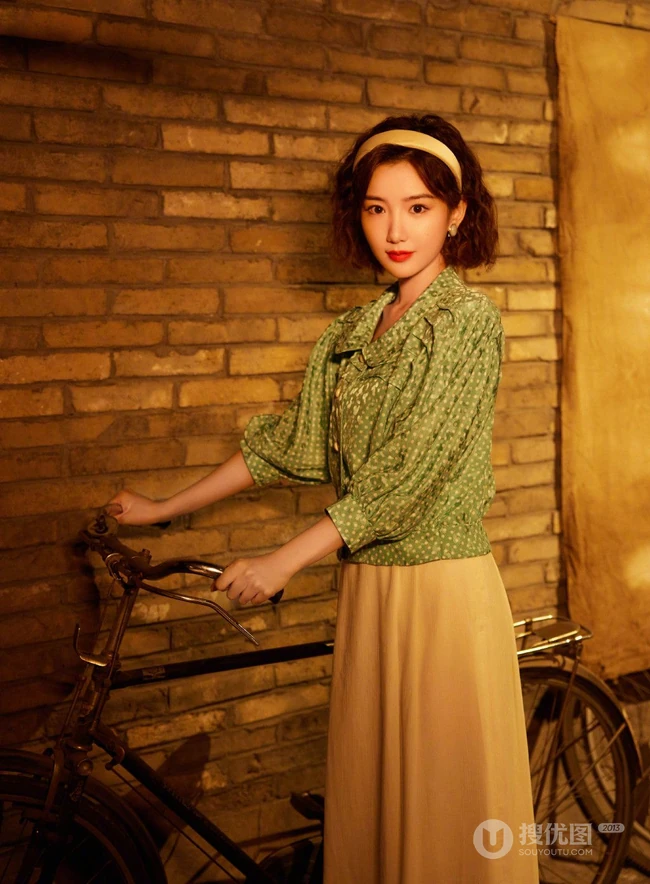 毛晓彤短发搭配复古穿着，满满回忆杀，带你重回80年代美好场景美照