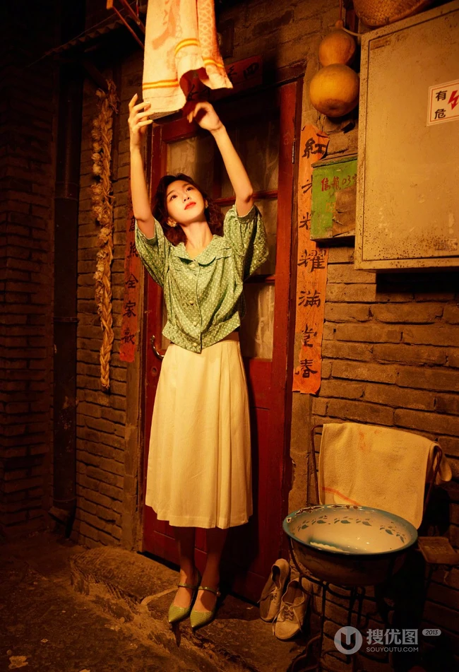 毛晓彤短发搭配复古穿着，满满回忆杀，带你重回80年代美好场景美照