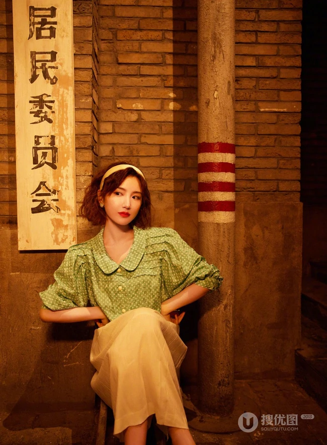 毛晓彤短发搭配复古穿着，满满回忆杀，带你重回80年代美好场景美照