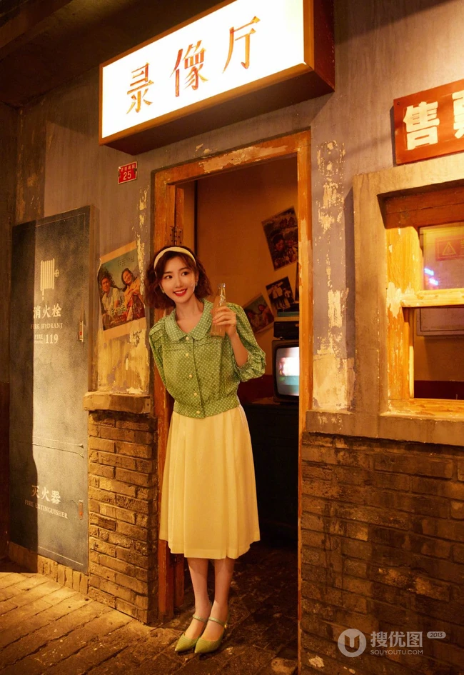 毛晓彤短发搭配复古穿着，满满回忆杀，带你重回80年代美好场景美照