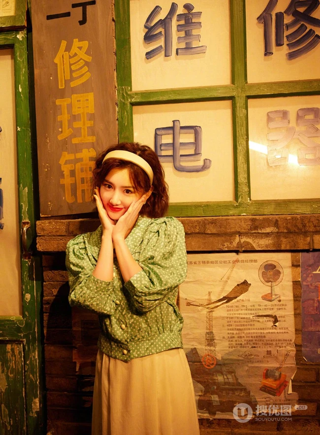 毛晓彤短发搭配复古穿着，满满回忆杀，带你重回80年代美好场景美照