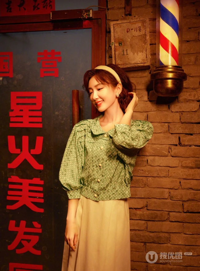 毛晓彤短发搭配复古穿着，满满回忆杀，带你重回80年代美好场景美照