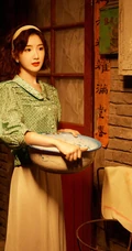 毛晓彤短发搭配复古穿着，满满回忆杀，带你重回80年代美好场景美照