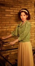 毛晓彤短发搭配复古穿着，满满回忆杀，带你重回80年代美好场景美照