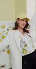 笑容自在，笑脸陪伴，李沁微笑表情T恤装扮甜美可人户外写真美照