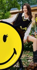 笑容自在，笑脸陪伴，李沁微笑表情T恤装扮甜美可人户外写真美照